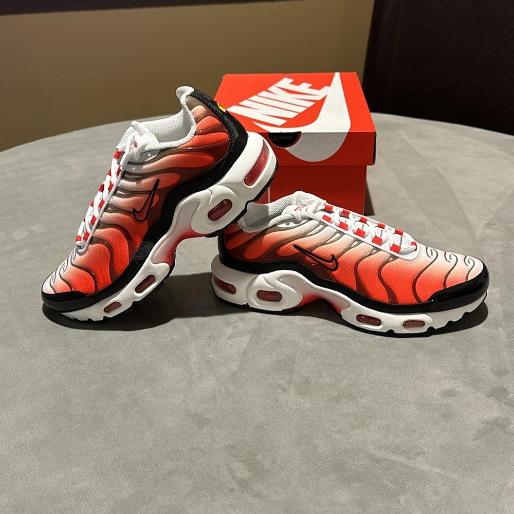 Brand New in Box Nike Air Max Plus GS in Boys Sizes. White/Lt Crimson/Black F32 - Picture 2 of 5
